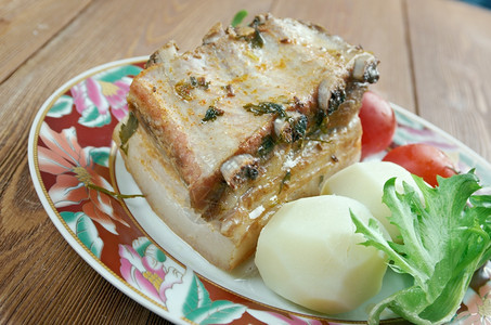 盘子烤猪肚加沙拉和蔬菜食物午餐图片
