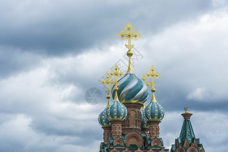 正统历史美丽的教堂圆顶有金在阴云的一天对着乌空传统图片