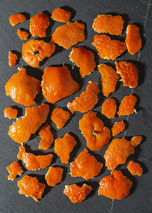 黑暗背景的普通话和橙色皮自然光下的柑橘水果回落皮肤有质感的果图片