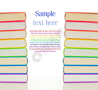白色背景的多彩书籍堆叠成收藏蓝色的栈图片
