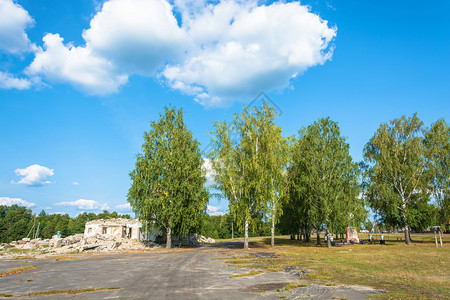 建造俄罗斯Kostroma地区Pervomayka村中心一座大石头建筑的废墟佩尔沃迈卡砖图片