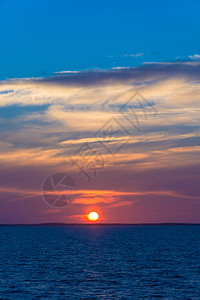 白海的明亮美丽日落深蓝水和紫色云彩季节夏天紫橙图片