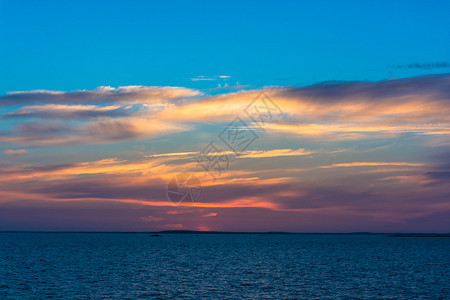 景观夏天季节白海的明亮美丽日落深蓝水和紫色云彩图片