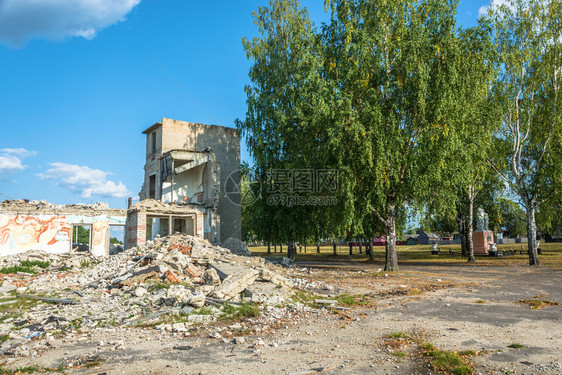 桩俄罗斯Kostroma地区Pervomayka村中心一座大石头建筑的废墟户外砖图片
