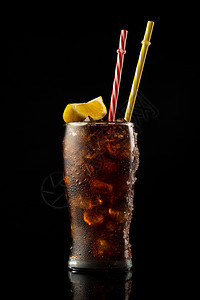 黑暗的湿茶点玻璃可乐加冰和草冷的可乐杯加柠檬图片