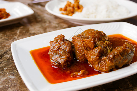 制作缅甸式的菜外衣食物一顿饭午餐肉图片