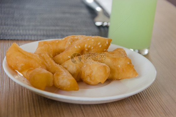 盘子和瓜瓦果汁上贴着深炸面粉受欢迎的番石榴小吃图片