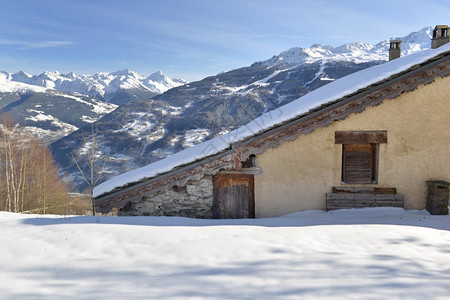 下雪的蓝色老传统高山法国小屋在雪下的山图片