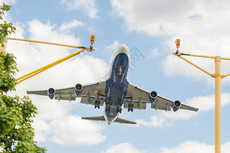 翅膀飞机大型客在降落时搭乘大型客机驶入其内车下行机场航班图片