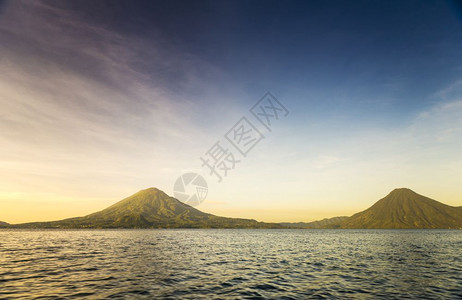 中央风景优美危地马拉阿蒂特兰湖上的火山托利曼阿蒂特兰火山和圣佩德罗自然图片