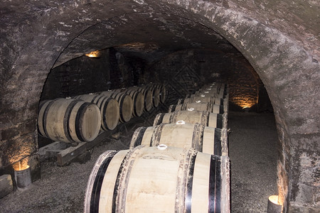 法国慕尔索的一家葡萄酒厂地下桶子窖里满了一桶正老化在拱门下面的红酒水平勃艮第软木塞图片