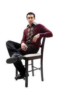 放松一种身着商业零工服的帅哥坐在高椅子上双腿交叉手臂休息与世隔绝男人图片