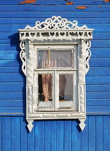 楣梁装饰品俄罗斯图塔耶夫蓝色木墙上有雕刻装饰的白窗蓝色图片