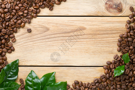 咖啡豆和树叶背景图片