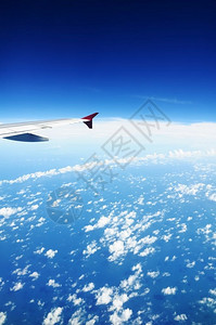 天空对抗美丽的蓝天喷气机翼云景天线图片