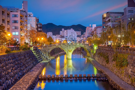 日落城市景观本九州长崎市中心天线城风景与Megane光辉桥都会背景图片