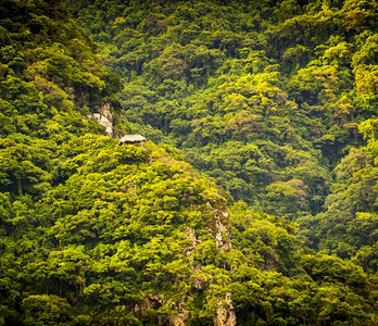 冒险在森林中的阿提特兰湖山坡上挂吊天空阿蒂特兰图片