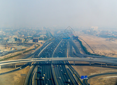 沙漠清晨雾笼罩着迪拜的大型高速公路城市阿拉伯图片
