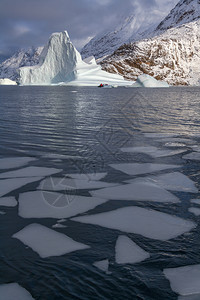 东格陵兰唐士比松的冰山和探险旅游者极客融化图片