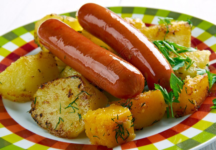 奶油的开胃菜Isterband来自瑞典的浅烟熏香肠供应奶油土豆炙烤图片