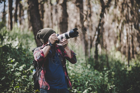 森林里拍照的摄影师图片