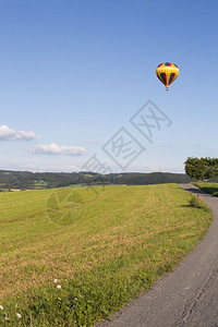 热气球拍摄在无云的蓝天空上丰富多彩的高旅行图片