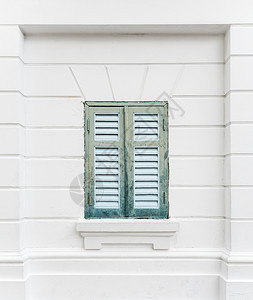 建筑学欧洲风格的旧建筑绿木窗欧洲风格的绿色木窗墙正面图片