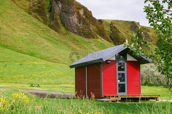 风景优美小屋岛国一座屿村的传统布吉纳沟图片