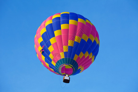 充满活力天空中的气球飞艇图片