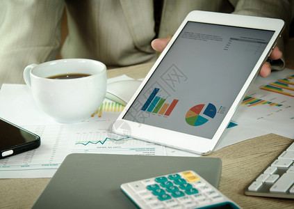 信息商界人士分析金融图表和文件商业人士分析金融图表和文件屏幕技术图片
