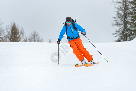 天空偏远地区特里格拉夫一个人在下山攀滑雪中练习图片