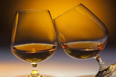 科涅克白兰地玻璃杯鼻涕是一种由蒸馏葡萄酒产生的灵一般含有3560酒精含量712美元国证据量为3560酒精通常作为晚后饮料使用蒸馏图片