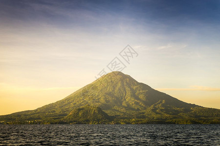 天空高地在危马拉阿提特兰湖的托利曼火山上升起自然图片