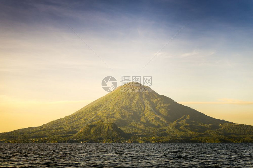 天空高地在危马拉阿提特兰湖的托利曼火山上升起自然图片