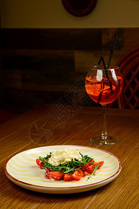 春菜沙拉白色的西红柿在木本底的白盘上春菜沙拉白色的番茄莴苣餐厅素食主义者图片