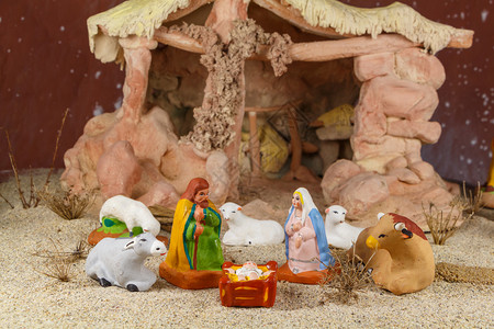 玛丽约瑟夫和的圣诞婴儿床数字被证明是耶诞十二月传统的出生图片