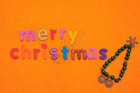 绿色手工业一棵比德圣诞树和橙色背景的圣诞快乐季节图片