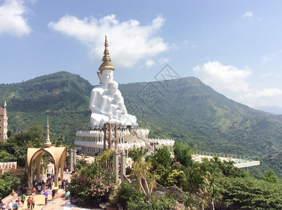 宗教的冥想佛白色雕像在寺庙里有蓝天空图片