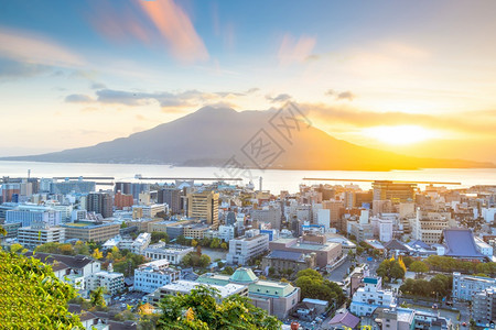 日出时的日本城市和远处的火山图片