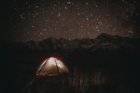 户外在星空下的旅游帐篷谷果效应野营徒步旅行图片