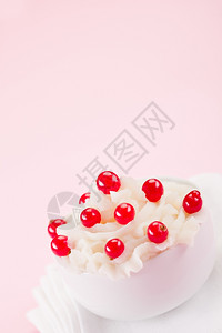 黑加仑甜的奶油点照片带有玫瑰背景的花朵蛋糕图片