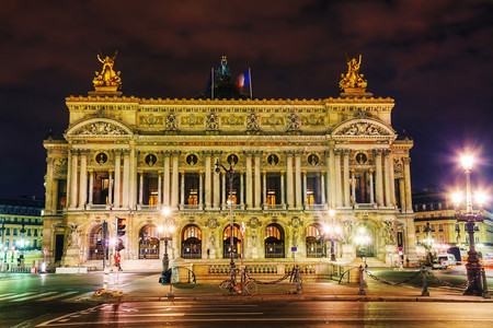 屋纪念碑克拉夫琴科夜间在法国巴黎的加尼耶尔宫歌剧院图片