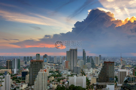 黄昏时的城市建筑图片