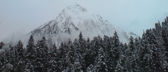 美丽的白色雪山图片