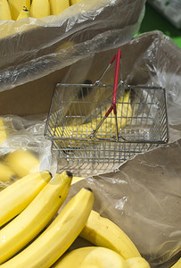水果超市买香蕉图片