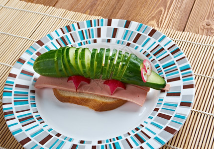儿童crocodile三明治香肠和黄瓜早餐食物吃可口图片