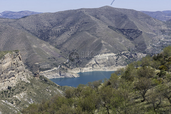岩石西班牙拉尼瓦达山脉之间含蓝水的湖中塞拉图片