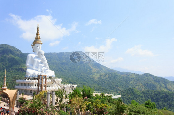 信仰历史崇拜佛的白色雕像在寺庙里有蓝天图片