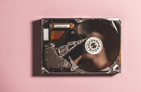 在粉红背景上打开硬盘文件破碎的贮存图片