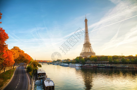 日出时法国巴黎埃菲尔塔城市风光图片
